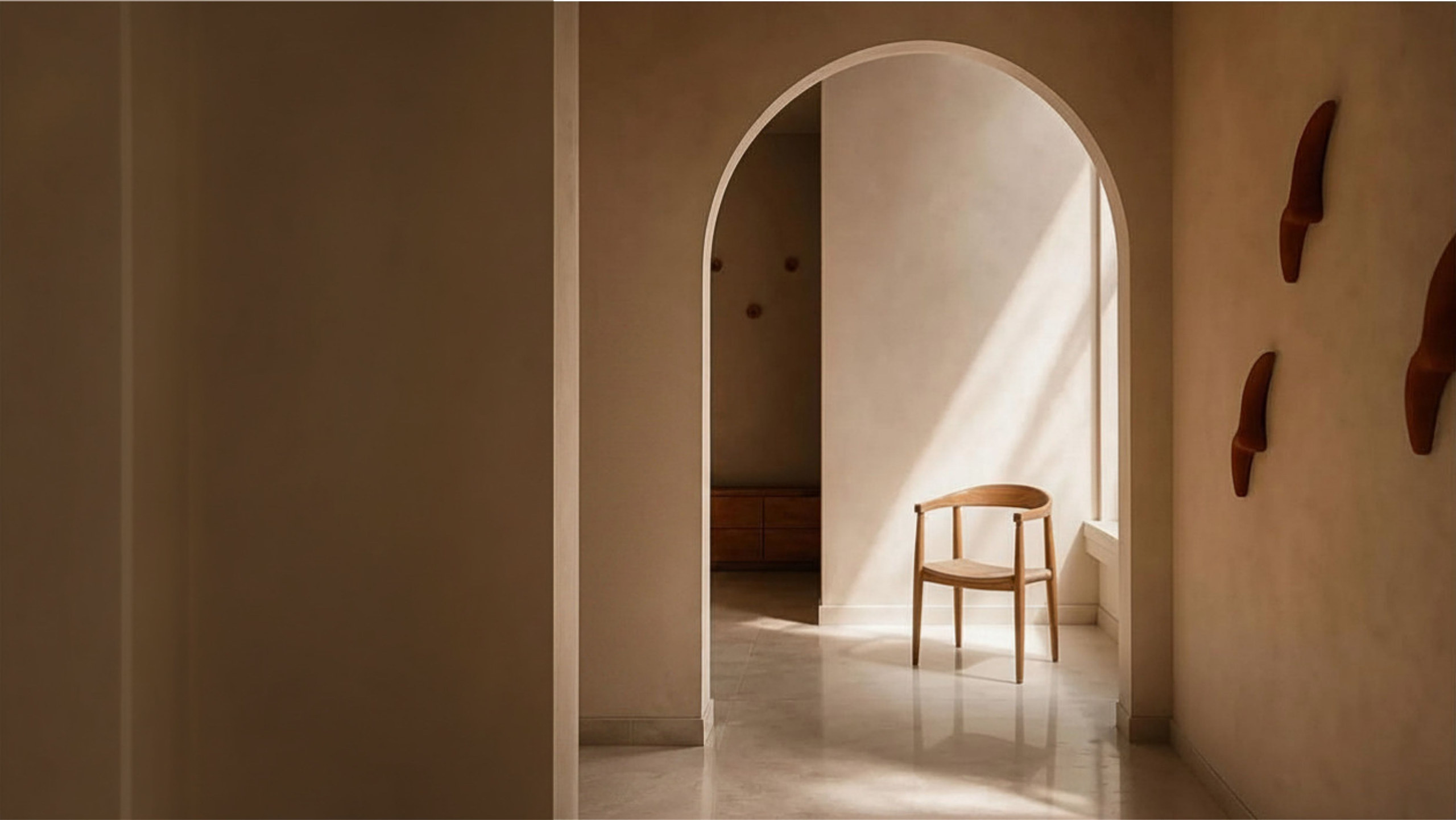 Intérieur aux tons terre avec une grande arche et une chaise en bois